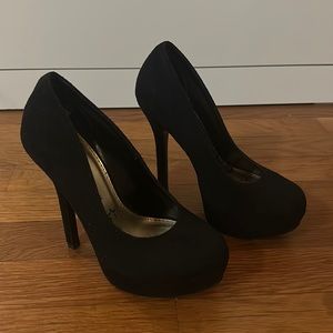 Black pumps